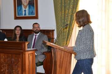 La profesora Celia Jiménez pone voz en el Pleno al manifiesto institucional contra la violencia machista (Foto TA)